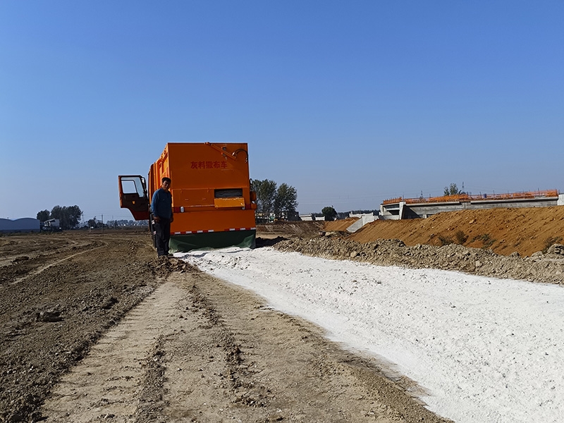 灰料撒布車施工現(xiàn)場