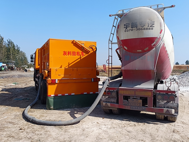 灰料撒布車施工現(xiàn)場