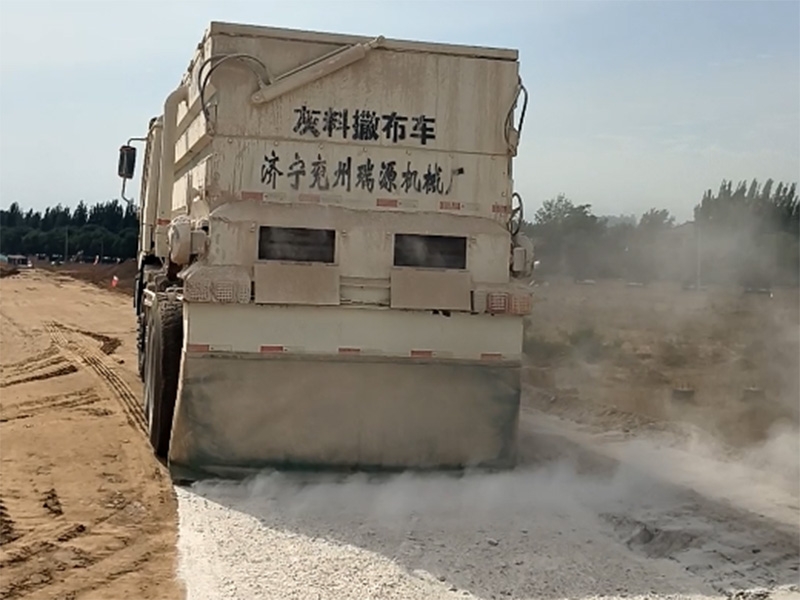 撒布車施工現(xiàn)場(chǎng)