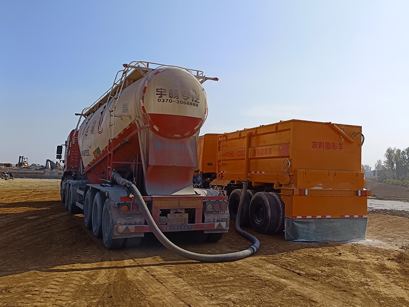 灰料撒布車施工現(xiàn)場(chǎng)