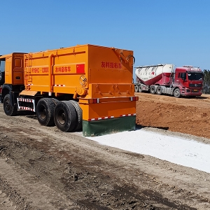 灰料撒布車施工現(xiàn)場